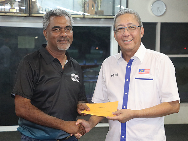 Honiara Golf Club vice president John Parsad received check from Mr Hii Ying Ging, Honorary Consul General.