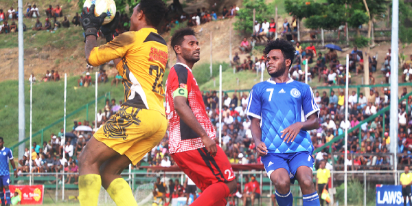 Solomon Warriors goal keeper takes the ball safely from the Central Coast striker Charles Mani. photo; FLOYD TERRY.