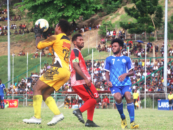 Solomon Warriors goal keeper takes the ball safely from the Central Coast striker Charles Mani. photo; FLOYD TERRY.