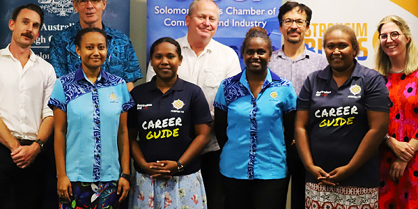 Strongim Bisnis representatives, Managing Director Pasifiki HR, Mr Bob Pollard and staff at Pasifiki HR