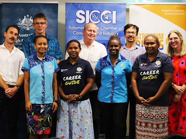 Strongim Bisnis representatives, Managing Director Pasifiki HR, Mr Bob Pollard and staff at Pasifiki HR