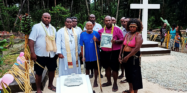 Archbishop Dawea visiting the graves of late Joe Wate and late Andrew Dora’adi at Aulu village, Sa’a