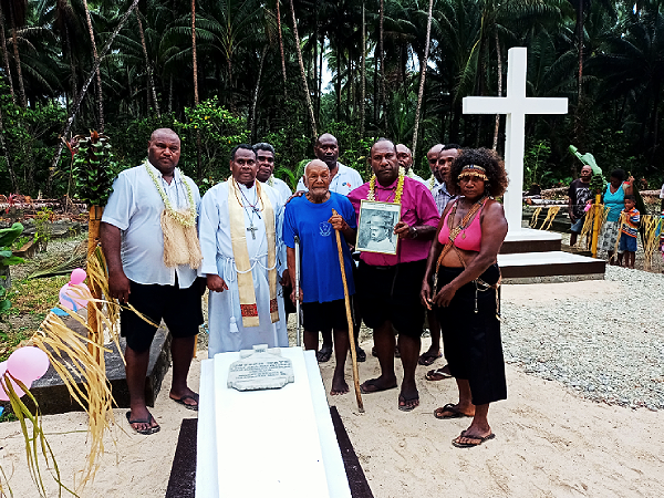 Archbishop Dawea visiting the graves of late Joe Wate and late Andrew Dora’adi at Aulu village, Sa’a