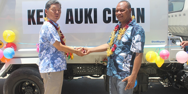 Former Premier Daniel Suidani right and former Japanese Ambassador to Solomon Islands His Excellency Yasuhiro Morimoto cut the ribbon to handover the new garbage truck to the province in Auki. The donated has not been collecting rubbish as of late.