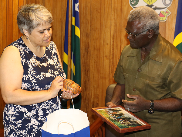 Prime Minister Manasseh Sogavare recieves a gift from the outgoing NZ high commissioner Ms Georgina Roberts.