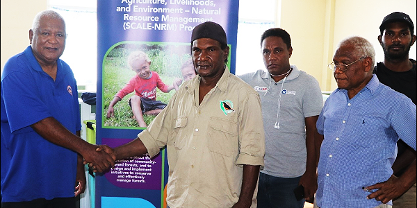 SCALE-NRM Deputy Chief of Party Dr Morgan Wairiu (left) and Mai Ma’asina Green Belt chairman Max Totorea during the signing (1)