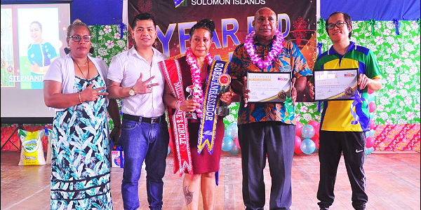 (L-R) Coach Lily Tafoa, Coach Carl Evangelista, Ms Stephanie Ping, PHG High Commissioner, H.E Moses Kaul and AIM Global SI Branch Country Manager, Mr. Jeffry Dulay. Photo: Lachlan Eddie.