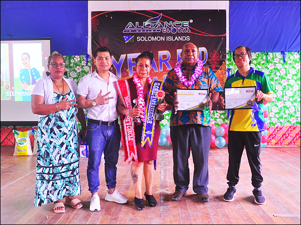 (L-R) Coach Lily Tafoa, Coach Carl Evangelista, Ms Stephanie Ping, PHG High Commissioner, H.E Moses Kaul and AIM Global SI Branch Country Manager, Mr. Jeffry Dulay. Photo: Lachlan Eddie.