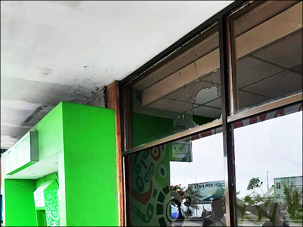 A broken window infront of the BSP CBD branch at Point Cruz. Photo, YTTF.