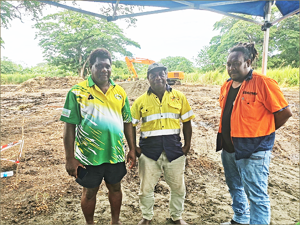 Chief Saea (left) Chief David Thuri (centre) and architect, Coggan Kuare (right) of Coggroup Structures.
