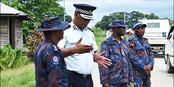 Commissioner of police chat with PNG Commander during the traffic check on Thursday.