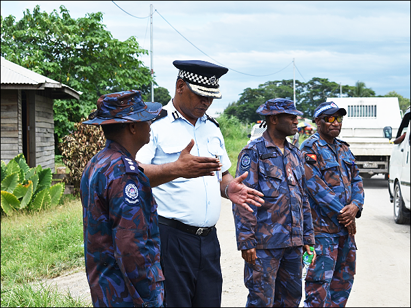 Commissioner of police chat with PNG Commander during the traffic check on Thursday.