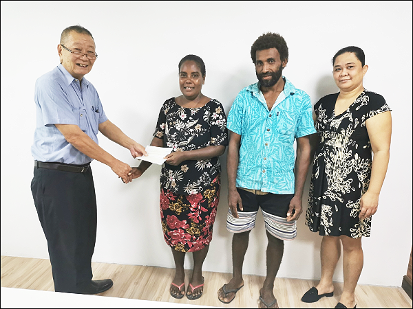 A smile of gratitude to SFA Vice President, Austin Holmes (left) from Linta’s mother, Gretal Loice and father Jimmy Primo (right). On the far right is Ms Beng, also an executive of the SFA.