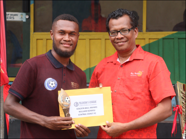 William Komasi receiving the player of the season award from Robertson Szetu of Our Telekom.