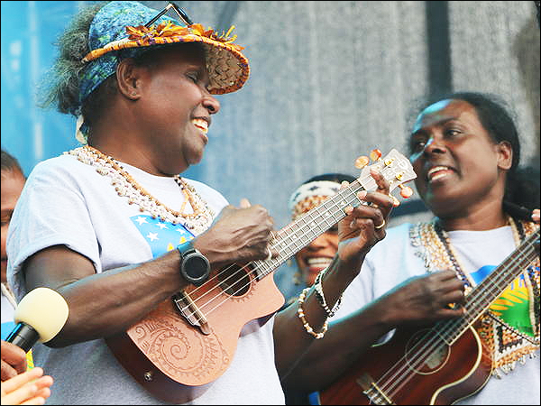 Glorious Oxenham, left, performing with the Solomon Islands community at the Wellington Pasifika Festival in January 2021. Oxenham has been honoured for her services to the Melanesian community in Aotearoa. Photo: RNZ Pacific / Koroi Hawkins.