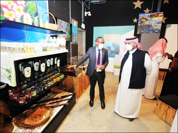 Saudi Arabia’s Deputy Minister for International Economic Affairs Mr. Bandar Alchemies views Solomon Islands products at the SI Pavilion in Dubai (1)