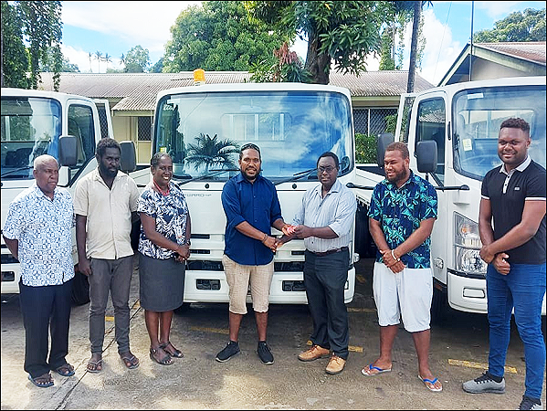 Health PS, Mrs. McNeil next to Central Islands Provincial Health Director Dr Leslie Bunabo who received key to one of the 3 tonne trucks from MHMS Deputy Secretary Dr Gregory Jilini along-side World Bank and MHMS staff.