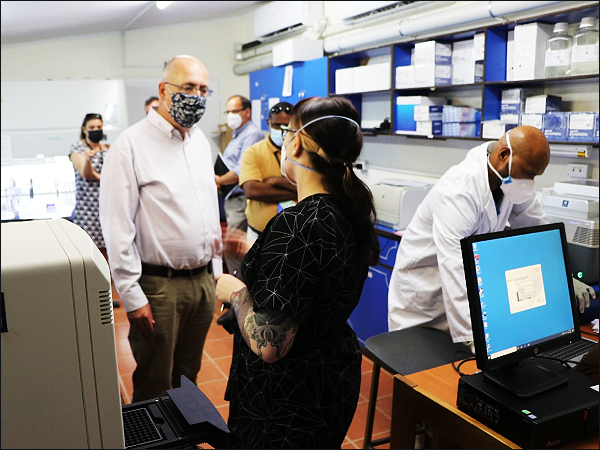 Australian High Commissioner Dr Lachlan Strahan and Jean Moselen, scientist from the Peter Doherty Institute for Infection and Immunity. (Photo supplied)
