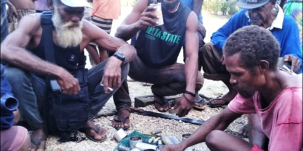 Bethel community members showing what PRT have left behind after their fail attempt to arrest M4D President Knoxly Atu. Photo supplied.