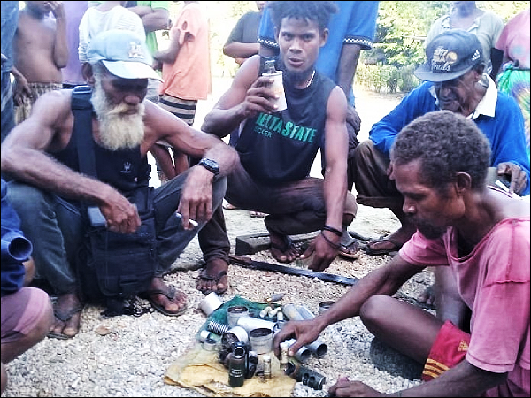 Bethel community members showing what PRT have left behind after their fail attempt to arrest M4D President Knoxly Atu. Photo supplied.