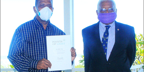 Joe Billy Oge displaying his award, witnessed by the Governor-General, Sir David Vunagi. (Photo supplied)