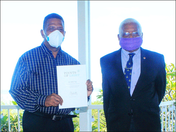 Joe Billy Oge displaying his award, witnessed by the Governor-General, Sir David Vunagi. (Photo supplied)