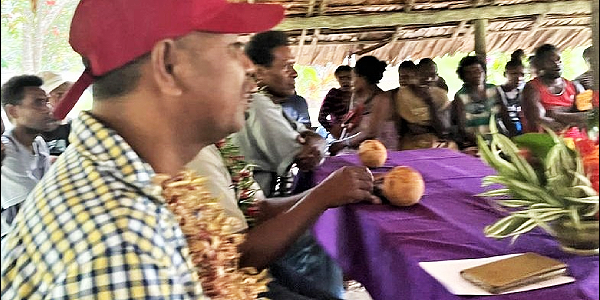 Premier Suidani and his team meet with resource owners at Gwaigeo last week.