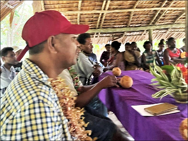 Premier Suidani and his team meet with resource owners at Gwaigeo last week.