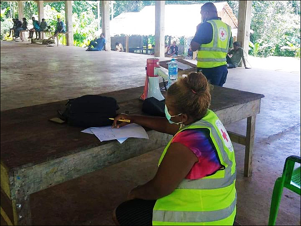 Red Cross volunteers in Malaita rolling out awareness on COVID-19 safety measures as well as vaccination at Dukwasi village. (Photo: SIRC – Facebook)