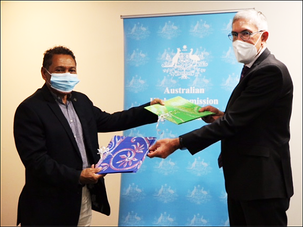 Exchange of Direct Funding agreement to construct telecommunication towers Minister for Communication and Aviation, the Hon. Peter Shanel Agovaka with Head of the Pacific, Department of Foreign Affairs and Trade, Mr Ewen McDonald. (Photo supplied)
