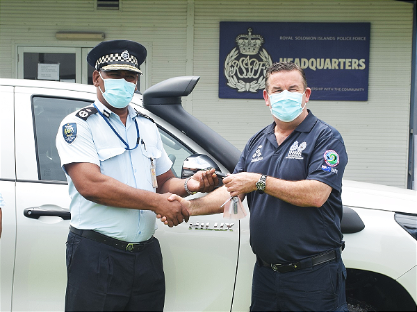 RAPPP Commander Paul Osborne handing over vehicle key to Commissioner Mostyn Mangau. Photo supplied.
