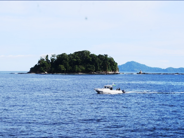 RSIPF Stabbi craft patrolling the far-western border in the Western Province.