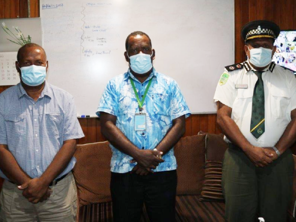 Commissioner Manelusi (R) with HCC Clerk Justus Denni (C) and the Works manager Eddie Gaza (L) after their discussions.