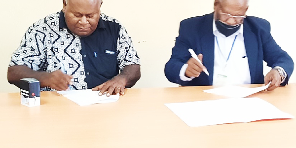 MID PS Stephen Maesiola (R) and a Central Islands rep signing the MOU.