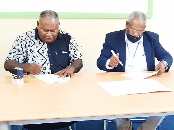 MID PS Stephen Maesiola (R) and a Central Islands rep signing the MOU.