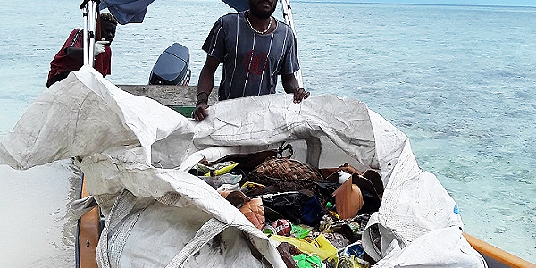 Rubbish collection out in the islands in Gizo, Western province, during World Environment Day.