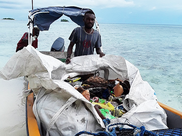 Rubbish collection out in the islands in Gizo, Western province, during World Environment Day.