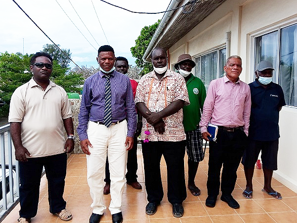Gudalcanal Provincial Deputy Premier, Lazarus Alfred (Center), Western Province Premier, Christian Mesepitu (Right) and his Deputy Premier, Ramuraka Talasasa with other two GPG Officials and two other WP MPAs.