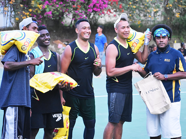 3×3 men’s champions Phila receiving their prizes from Uriel Matangani of SIBA. Photo supplied.