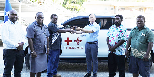 Chinese Ambassador Li Ming hands over vehicle keys to the Kilu’ufi Psychiatric Unit Manager Stephen Tolomae in the presence of Deputy Prime Minister and Minister for MID Manasseh Maelanga, Permanent Secretary of the Ministry of Rural Development, Dr. Samson Viulu, MPA Malaita Province Edward Misite’e and an MRD official. Photo supplied