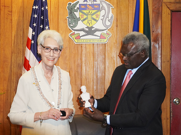 Deputy Secretary of State, Wendy Sherman present a gift to Prime Minister Manasseh Sogavare. Photo supplied.