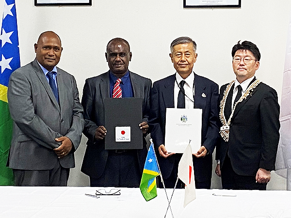 Health Minister Dr. Culwick Togamana, Foreign Minister Jeremiah Manele, Japanese Ambassador Miwa Yoshiaki and Japanese State Minister of Defence at the signing ceremony.  Photo, GCU.
