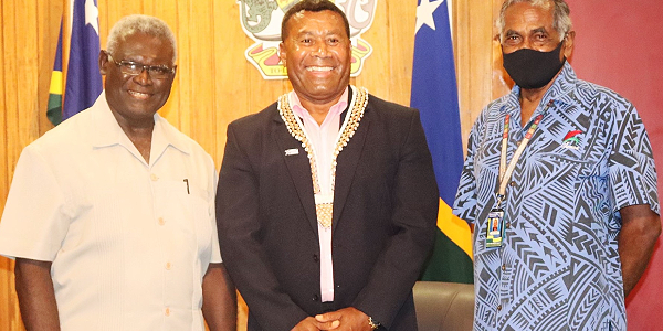 Prime Minister Sogavare decided to flank Serevi in the middle with his Secretary Dr. Jimmie Rodgers to honor the visit and support offered by the Rugby 7s Legend.