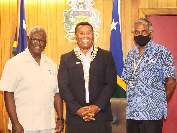 Prime Minister Sogavare decided to flank Serevi in the middle with his Secretary Dr. Jimmie Rodgers to honor the visit and support offered by the Rugby 7s Legend.