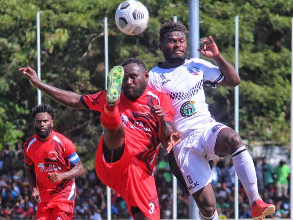 Warriors defender Matson Feni clears the ball from Kakamora’s Clement Baegeni. Photo, SIFF.