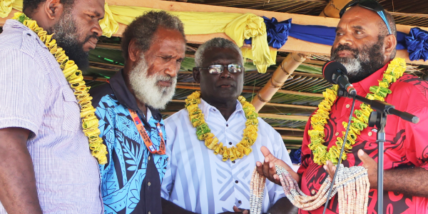 Deputy Premier Glen Waneta (R) apologising to PM Sogavare and Government.