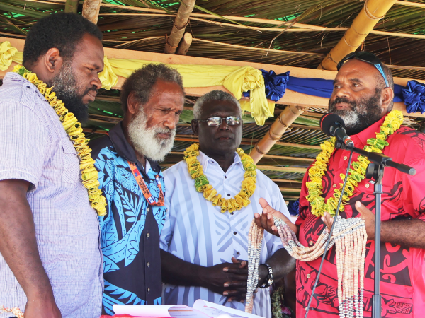 Deputy Premier Glen Waneta (R) apologising to PM Sogavare and Government.