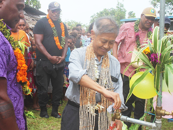 Japanese Ambassador, Miwa Yoshiaki turns on the tap to officially open the new water supply system.