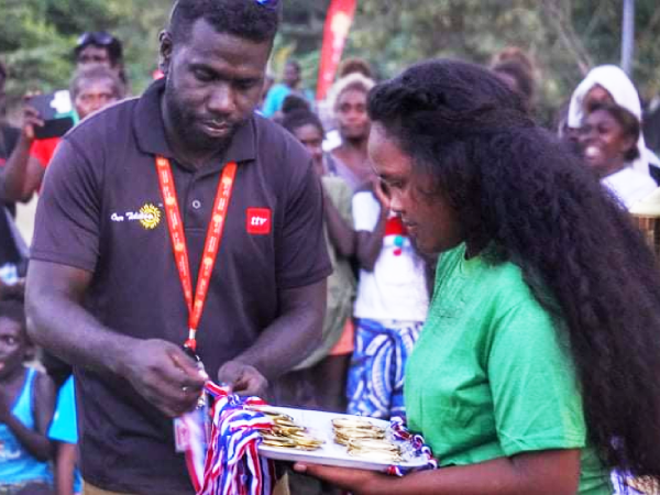 Kalwin Aquillah, Manager Western Region ready to present the medals to one of the winning teams. Photo, Our Telekom.