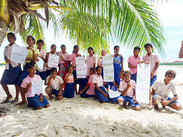 Pelau Primary school students with campaign posters against the illegal harvesting of Beche-de-mer.